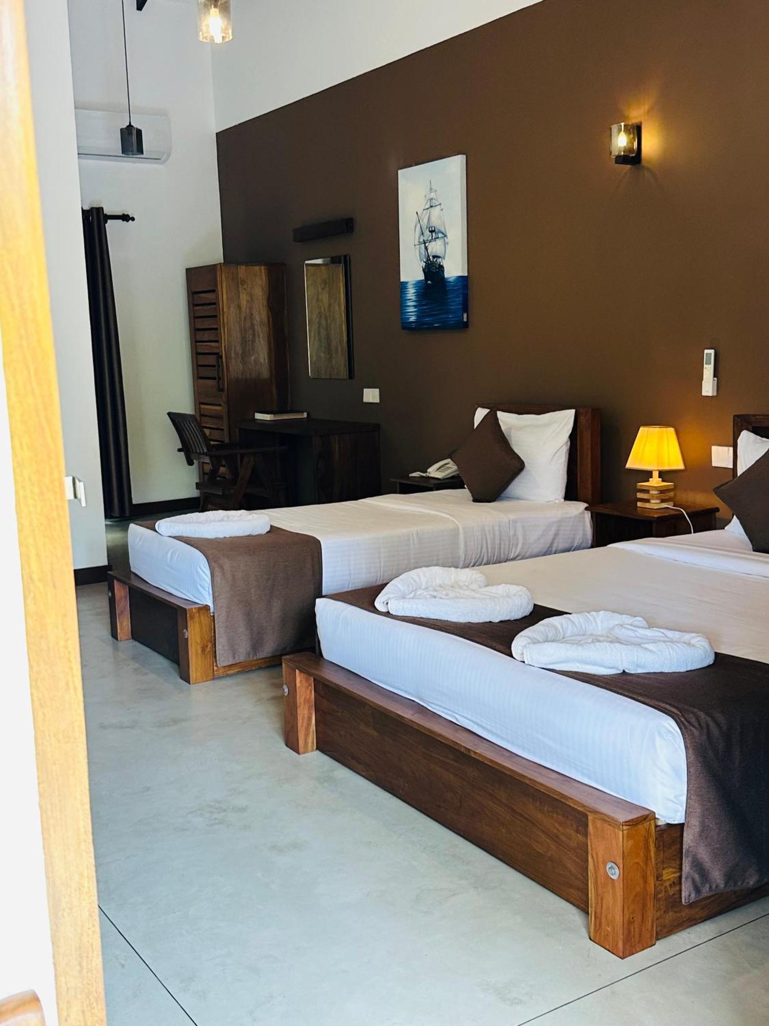 Hotel Heladiv Anuradhapura Bagian luar foto