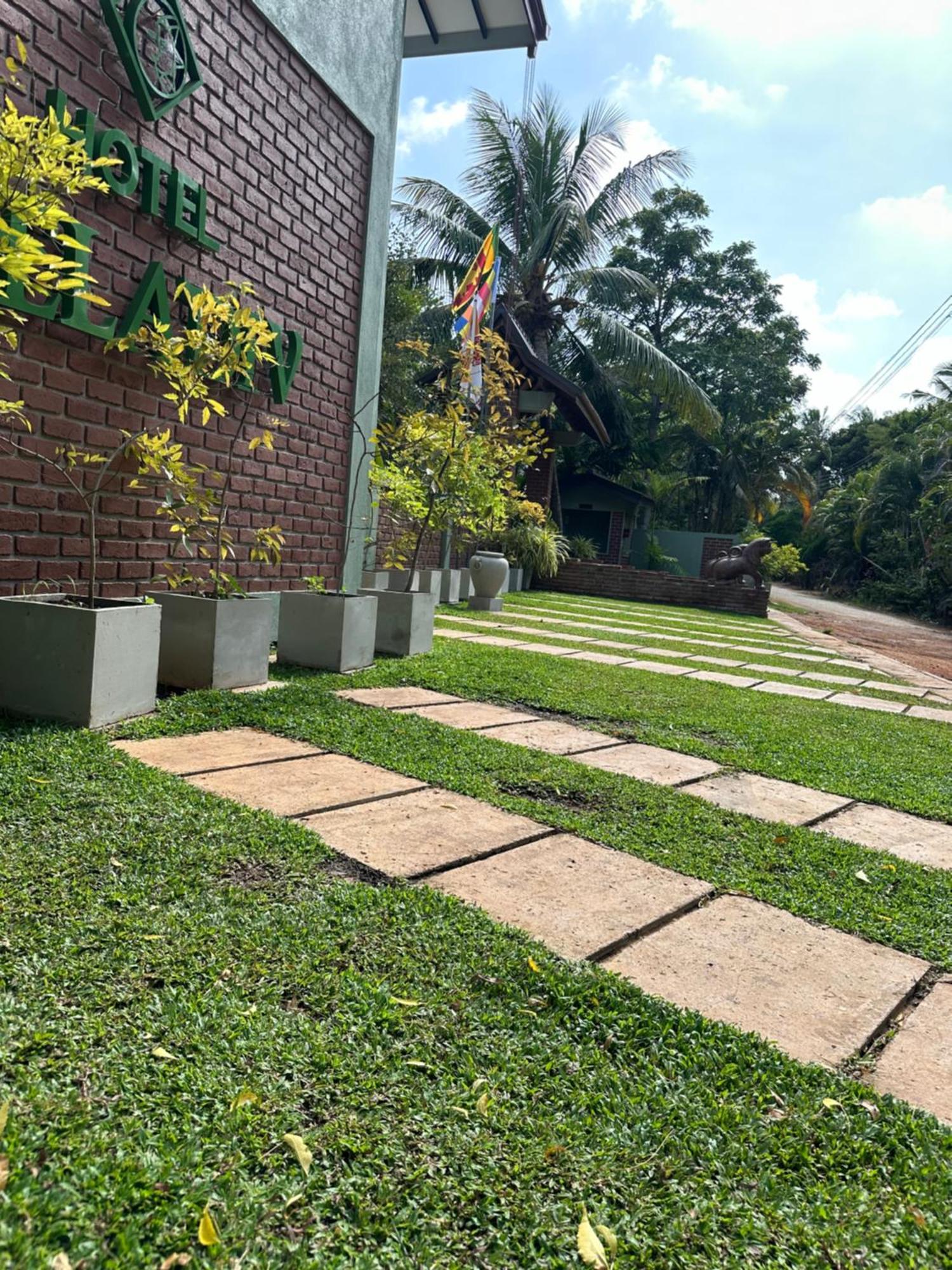 Hotel Heladiv Anuradhapura Bagian luar foto