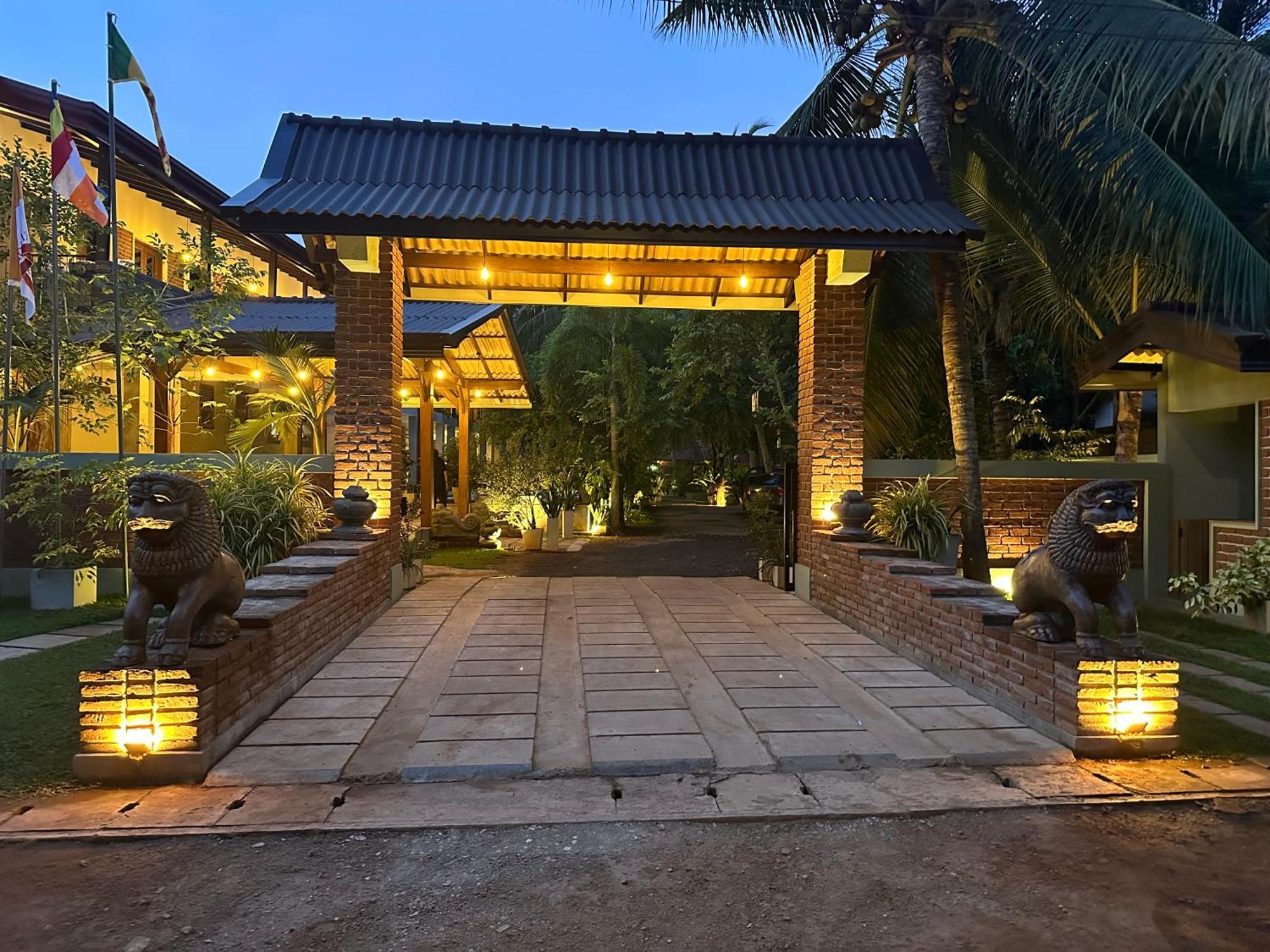 Hotel Heladiv Anuradhapura Bagian luar foto