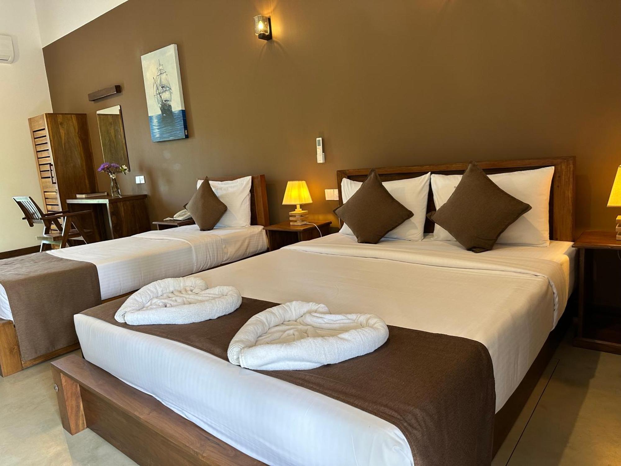 Hotel Heladiv Anuradhapura Bagian luar foto