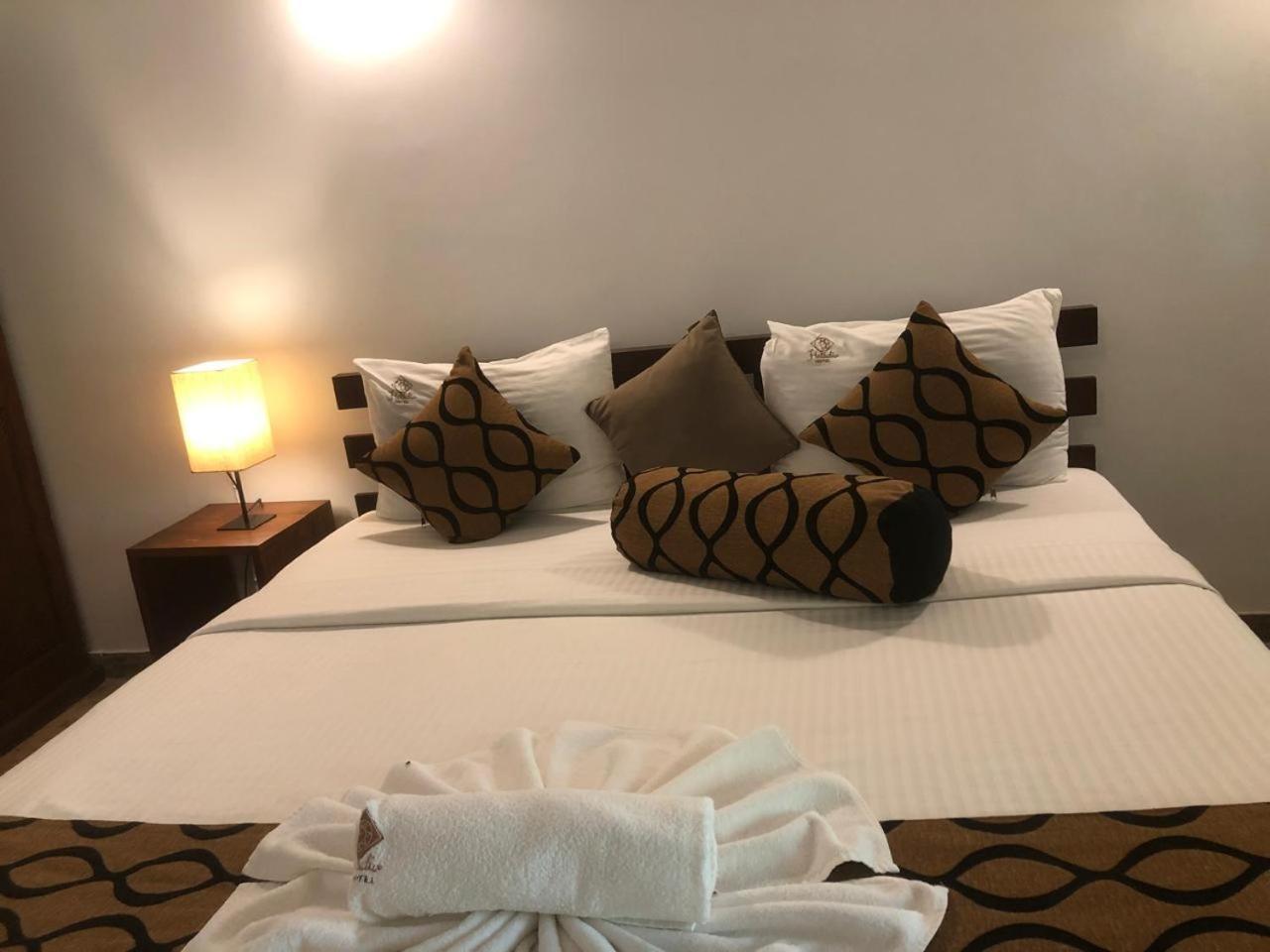 Hotel Heladiv Anuradhapura Bagian luar foto