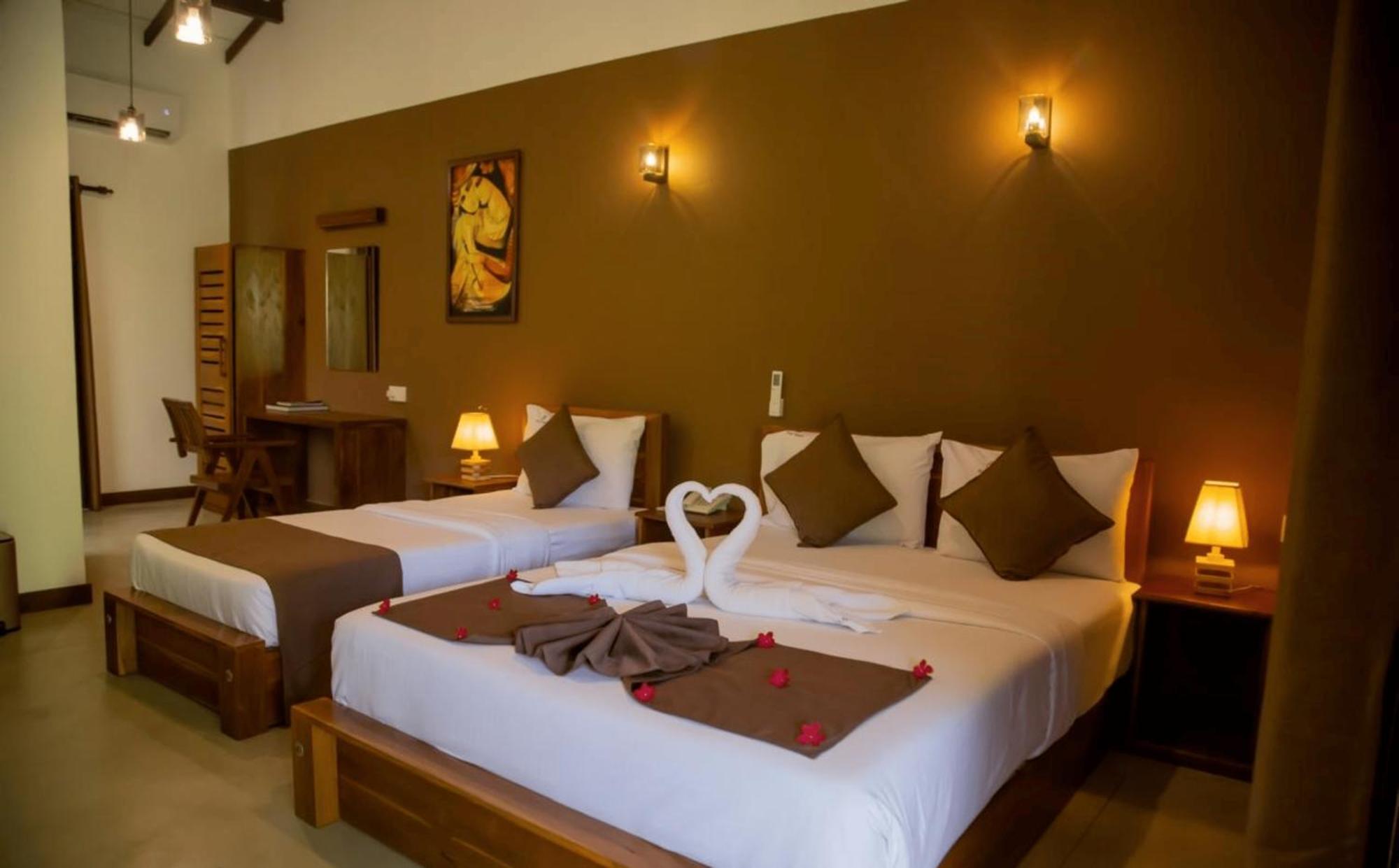 Hotel Heladiv Anuradhapura Bagian luar foto