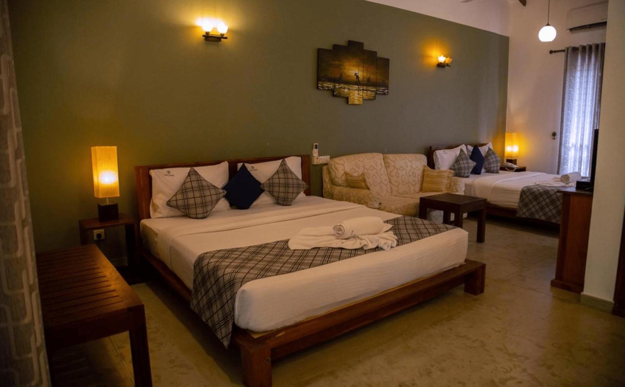Hotel Heladiv Anuradhapura Bagian luar foto