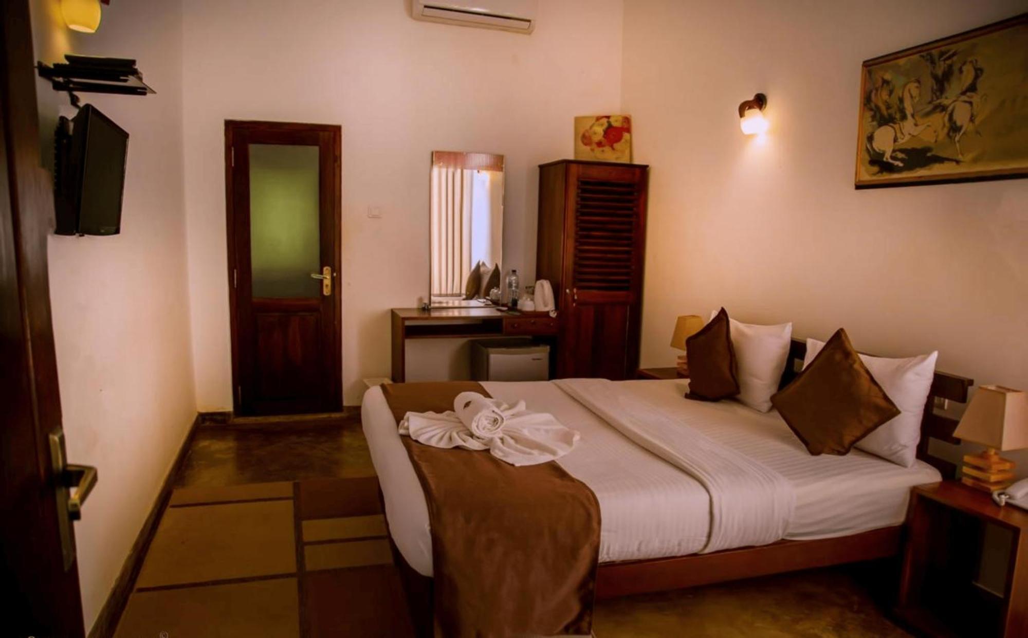 Hotel Heladiv Anuradhapura Bagian luar foto